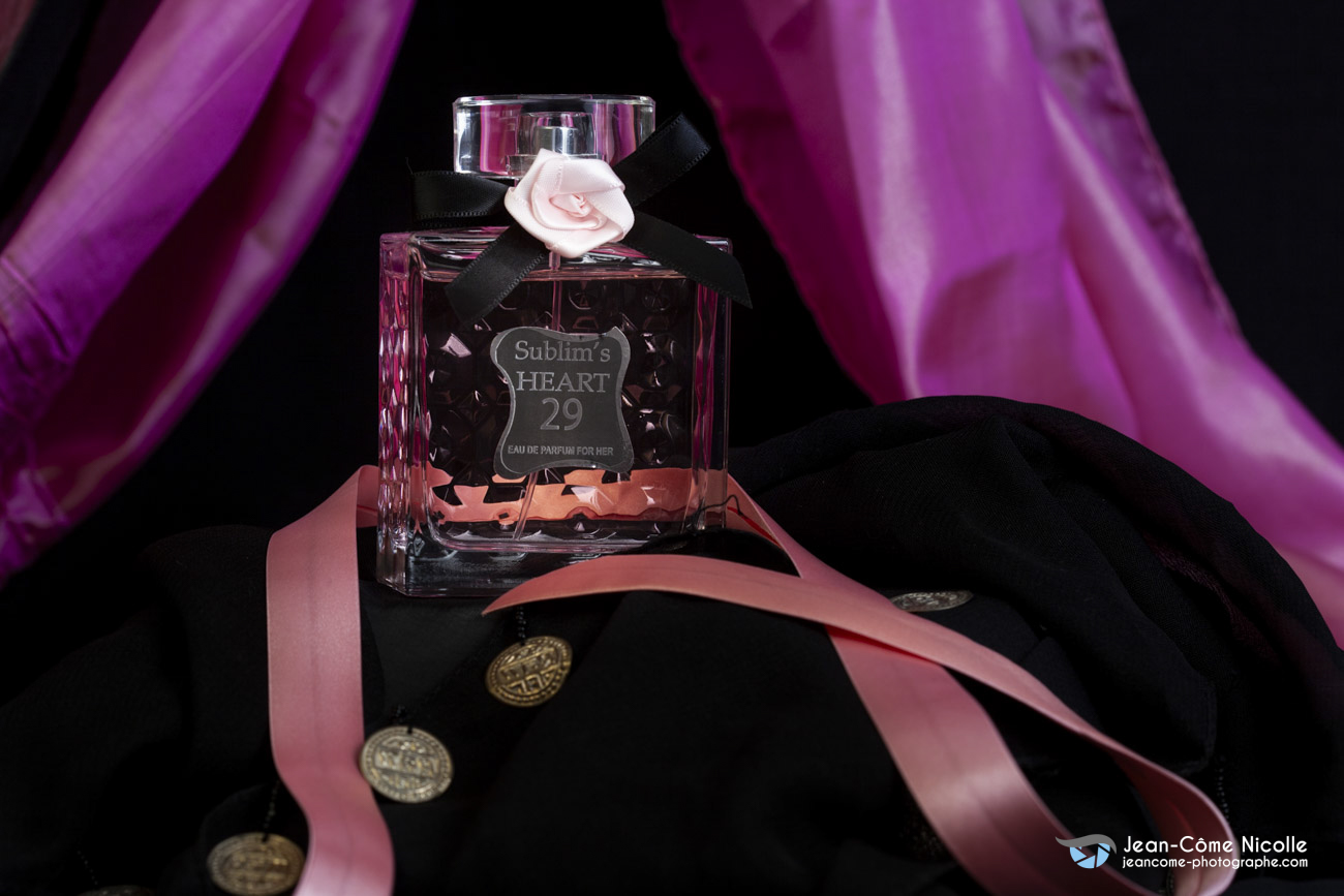 Photos en studio et illustration avec mise en scène de produits pour les parfums Marie G